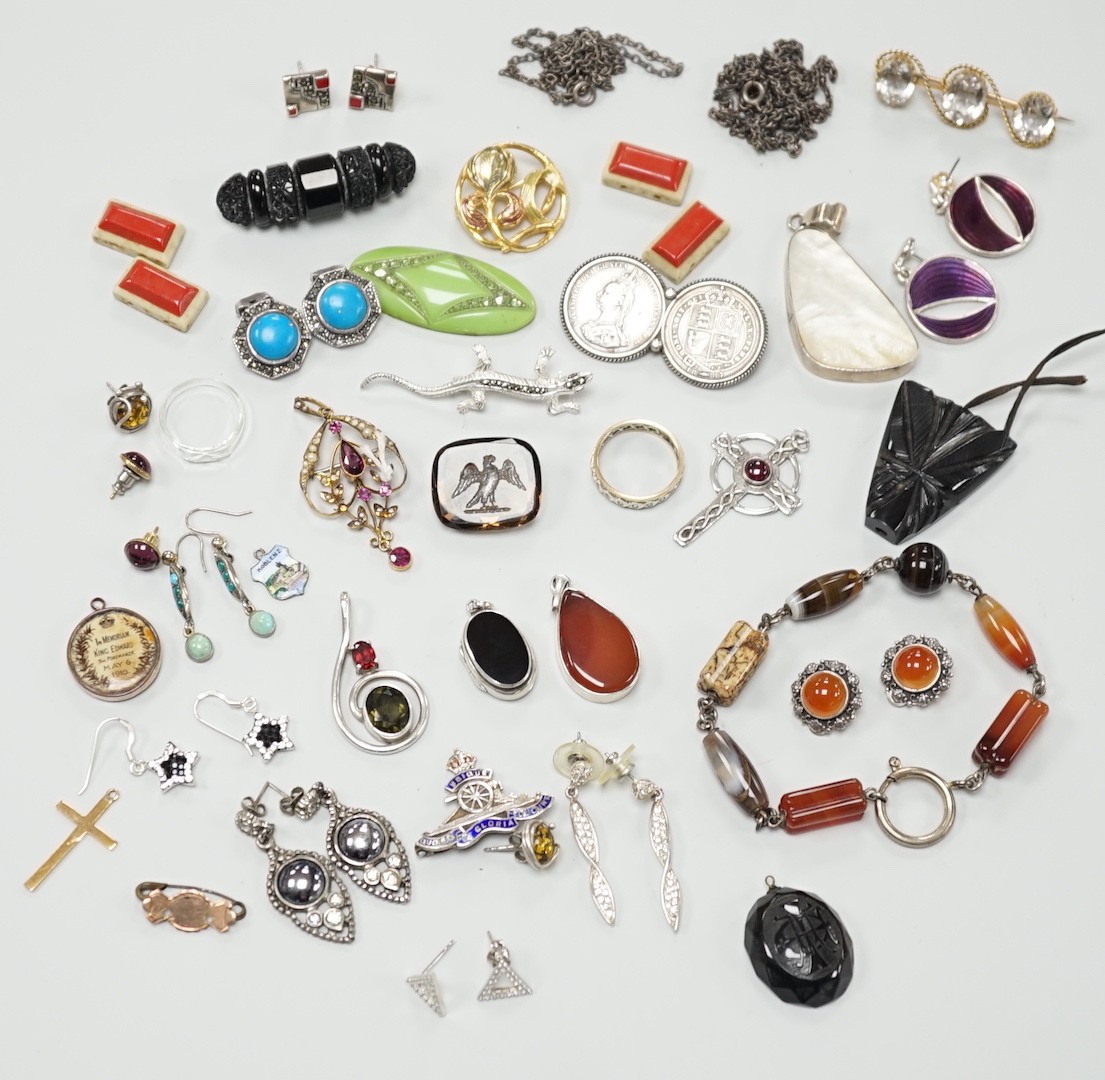 Mixed jewellery including an Edwardian yellow metal and gem set drop pendant, an unmounted intaglio citrine, eternity ring, 925 and marcasite lizard brooch, etc.